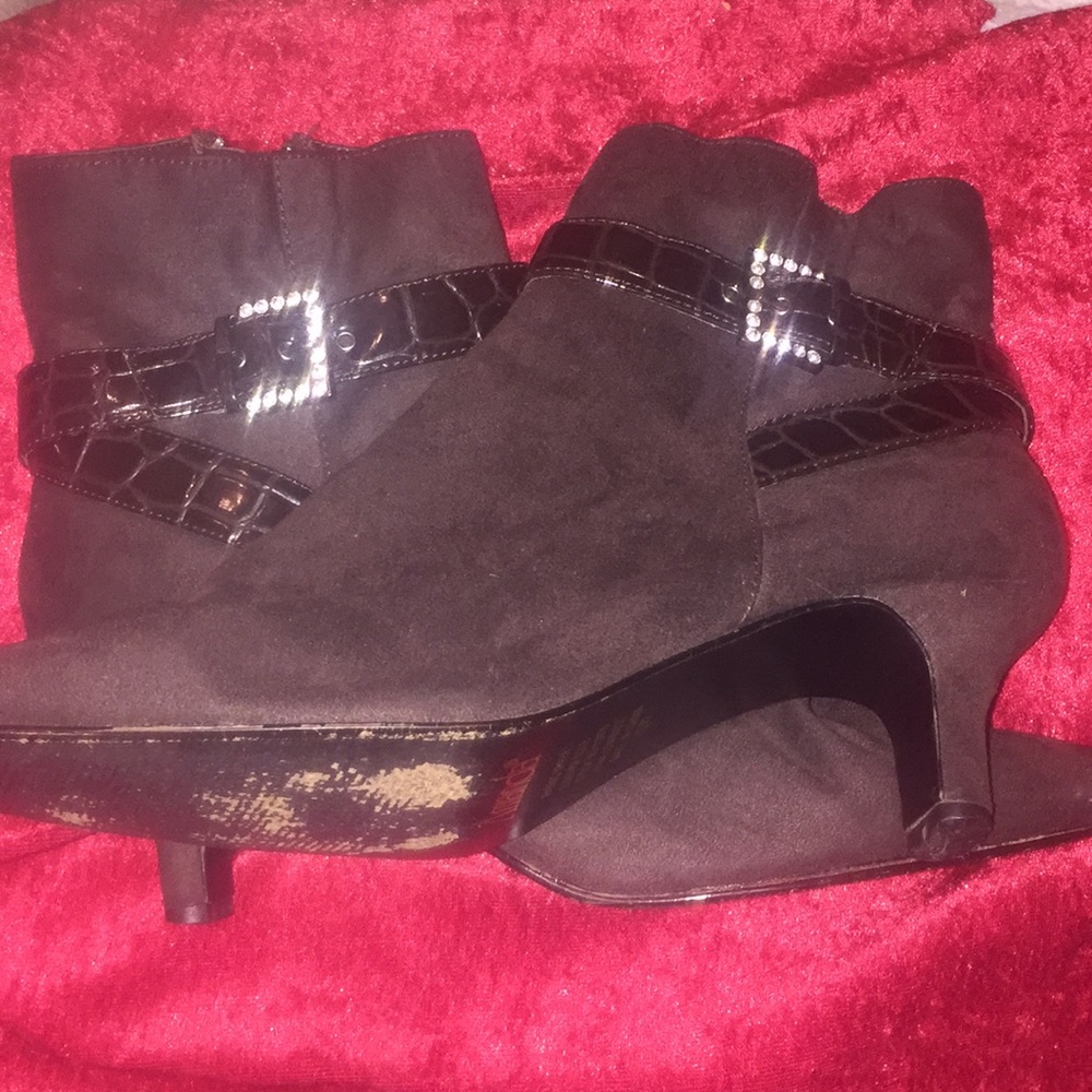 "AMANDA" Brown Suede booties, size 10W.  ❌❌$$39